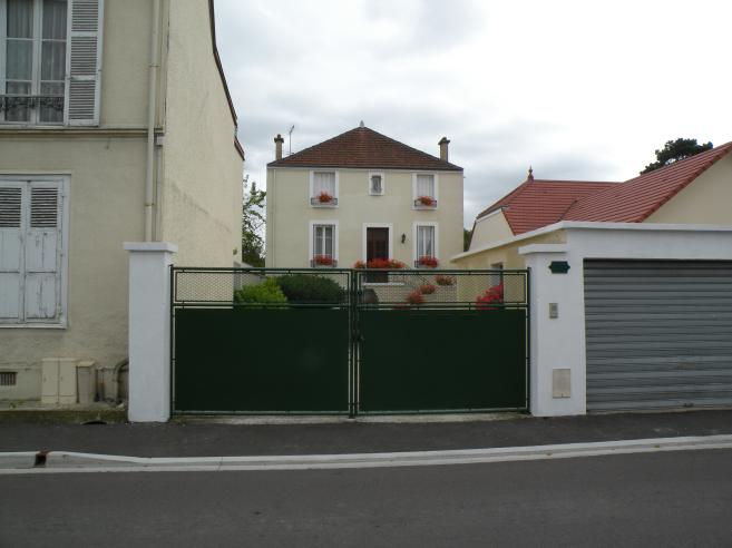  10300, Ste Savine